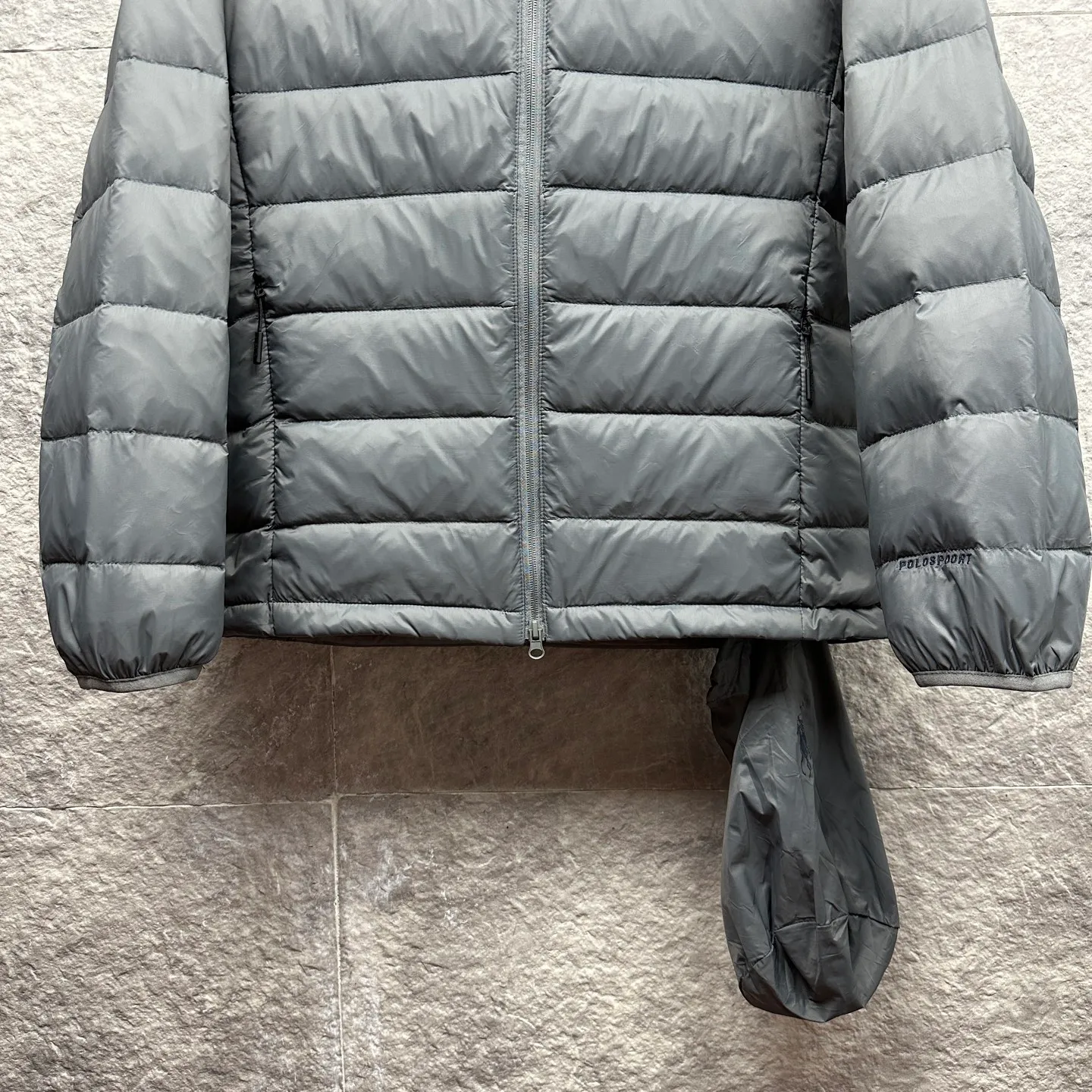 P700 Ralph Lauren 2025 new style hooded down jacket for couples with pony embroidery 🍃 High version top quality 🍃 90 white duck down Vacuum filling Exquisite craftsmanship Coated custom fabric Painted nylon lining Logo letter embossed Double-layer lining No running velvet No velvet Loose fit to cover the flesh and make you look slim Refuse to be bloated and energetic to go out Super practical The upper body effect is natural, casual and comfortable ~ Color: black gray Size: M-3XL
